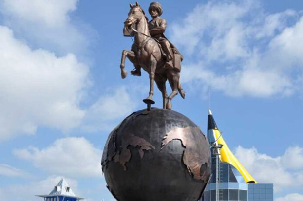 Evliya Çelebi Anıtı